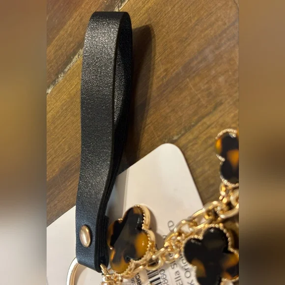 Quatrefoil Leopard Printed Keychain And Just Ximena Brushes - Picture 6 of 17